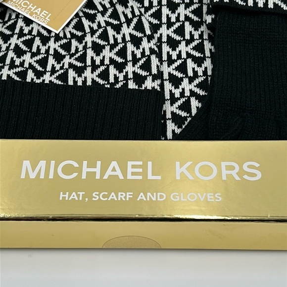 2209- MICHAEL Michael Kors Hat, Scarf And Gloves Women’s Set NWT - Picture 4 of 5